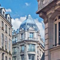 Immeuble ancien à l’angle de deux rues, illustration du droit de la copropriété