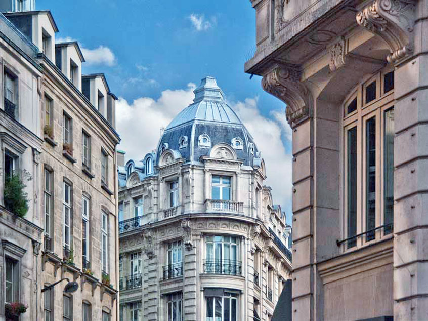 Droit de la copropriété et des ensembles immobiliers Immeuble ancien à l’angle de deux rues, illustration du droit de la copropriété