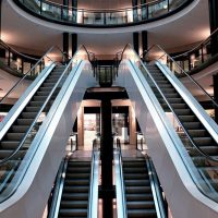 Escaliers mécaniques dans une galerie commerciale