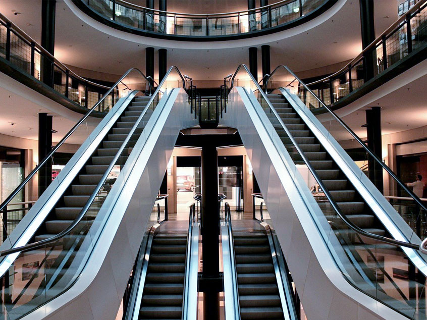 Escaliers mécaniques dans une galerie commerciale