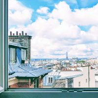 Vue sur les toits de Paris depuis la fenêtre d’un logement