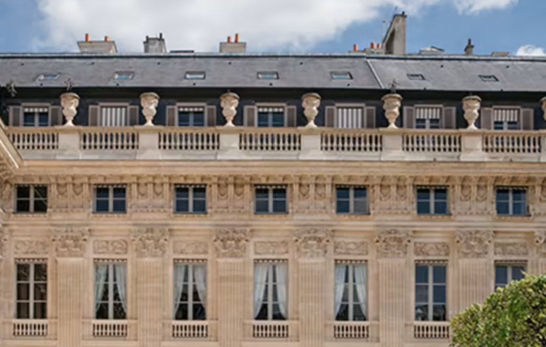 Lire la suite à propos de l’article Copro du dimanche : Le Palais Royal et ses vases Médicis