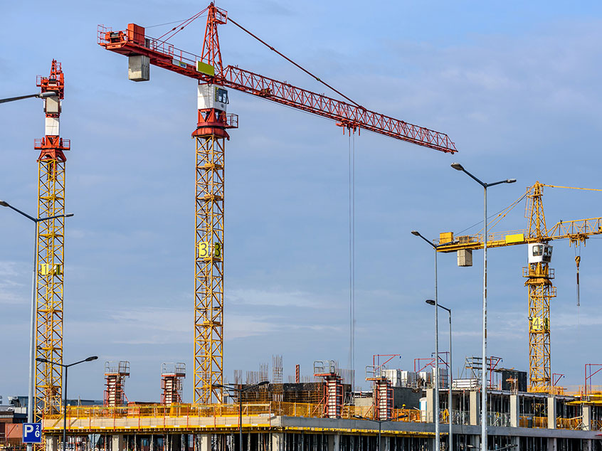 Grues sur un chantier immobilier illustrant un bail emphytéotique ou un bail à construction