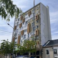 Façade d’un immeuble en copropriété pendant des travaux de rénovation énergétique