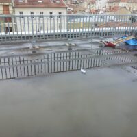 Flaques d’eau sur un toit-terrasse pendant des travaux d’imperméabilisation.