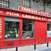 Devanture rouge d’un commerce de fabrication de filets, rue Sainte-Colombe à Bordeaux.