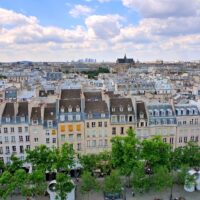 Toits et arbres de Paris vus en hauteur depuis le Centre Georges-Pompidou.