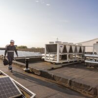 Technicien contrôlant les équipements énergétiques d’un immeuble tertiaire