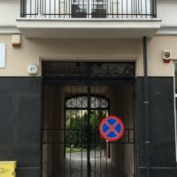 Portail ouvrant sur un accès menant à une arrière-cour.