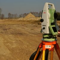 Station totale de géomètre utilisée pour mesurer un terrain