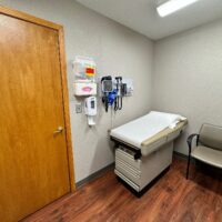Cabinet médical vide avec table d’examen et mobilier de consultation