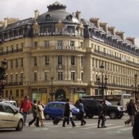 Façade en pierre et dôme de l’immeuble du 38 avenue de l’Opéra à Paris.